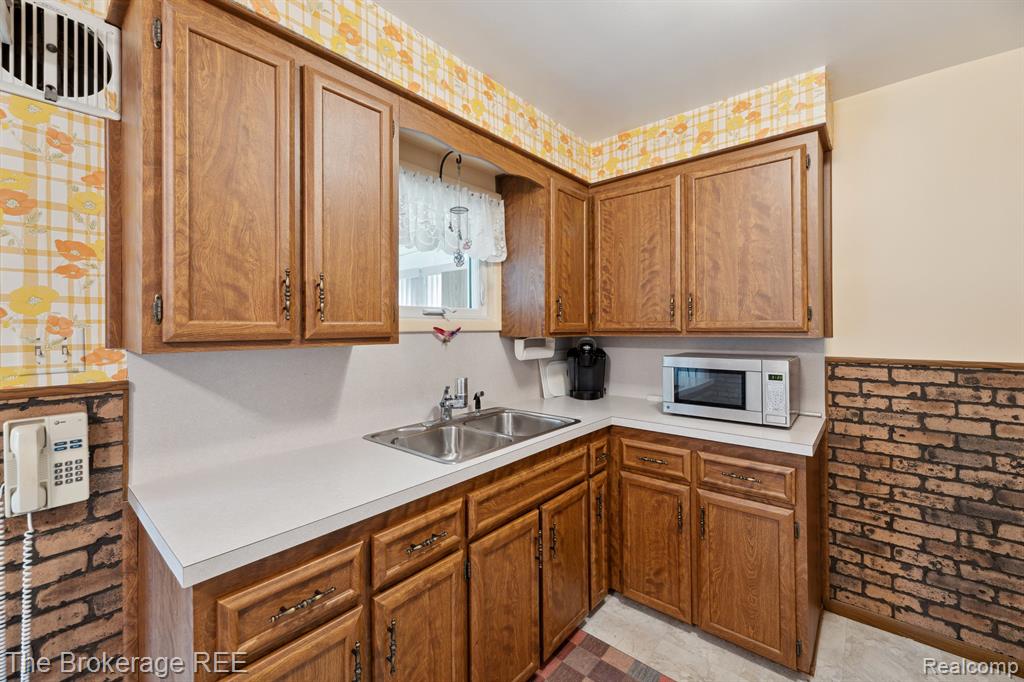 812 E Atherton Road, Flint, MI 48507 — Photo 9