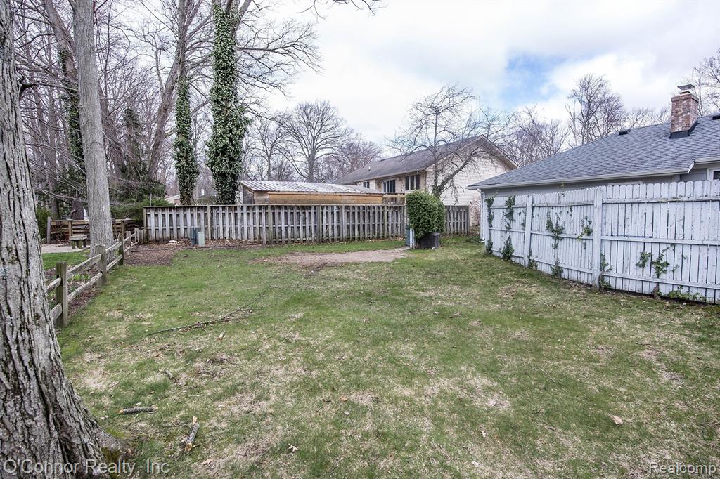 4291 QUAKER HILL Drive, Fort Gratiot, MI 48059 — Photo 31