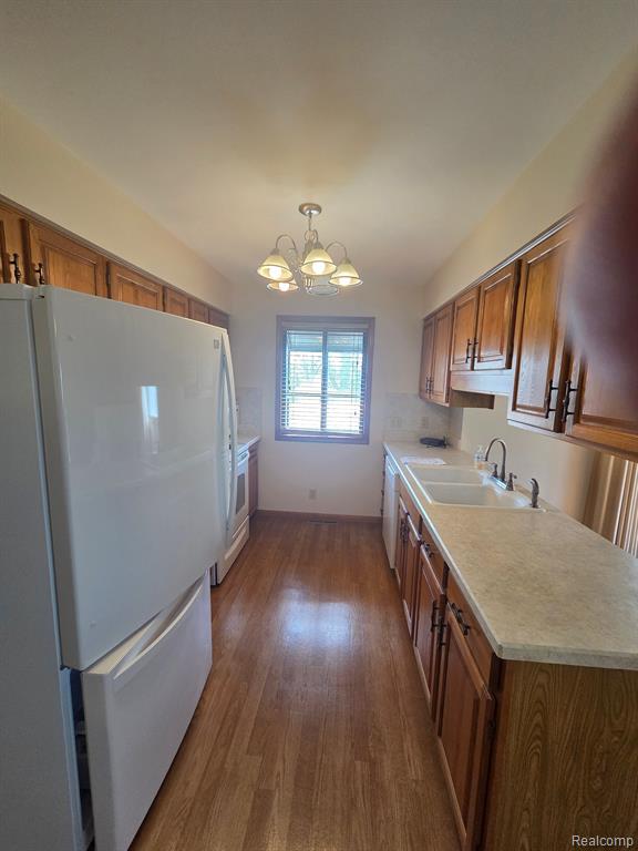 560 OAKBROOK Circle, Flushing, MI 48433 — Photo 7