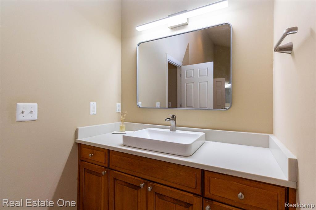 6536 Chatham Circle, Rochester Hills, MI 48306 — Photo 32