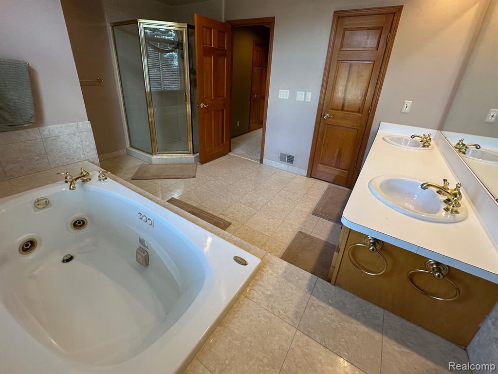 6763 BERRY POINTE Drive, Clarkston, MI 48348 — Photo 27
