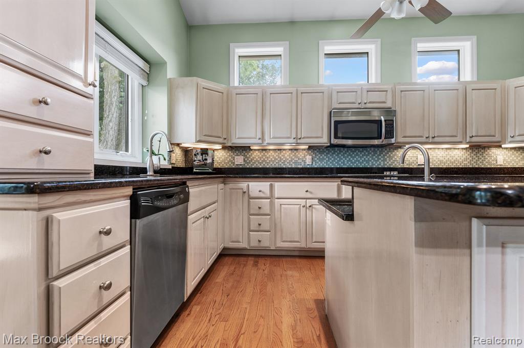 20403 Robinway Drive, Clinton Twp, MI 48036 — Photo 9
