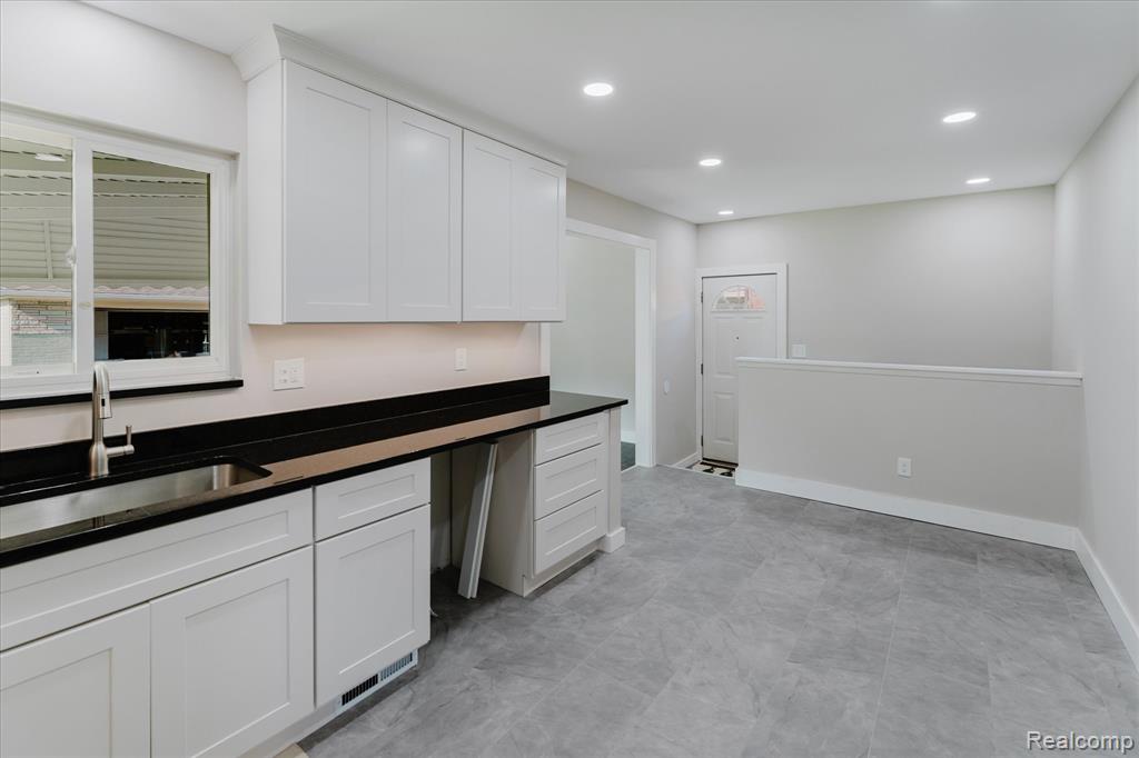 8355 HELEN, Center Line, MI 48015 — Photo 10
