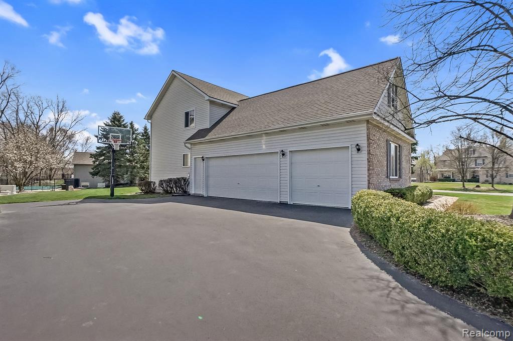 21191 GREENBRIAR Lane, South Lyon, MI 48178 — Photo 42