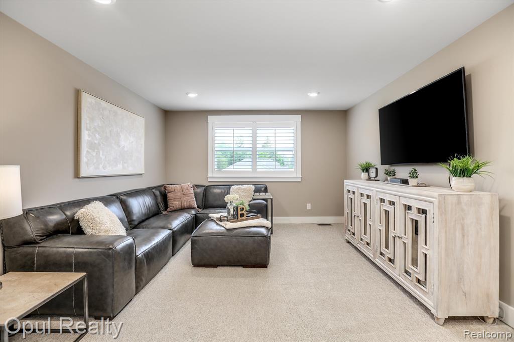 7484 HARDWOOD Circle, Canton, MI 48187 — Photo 36