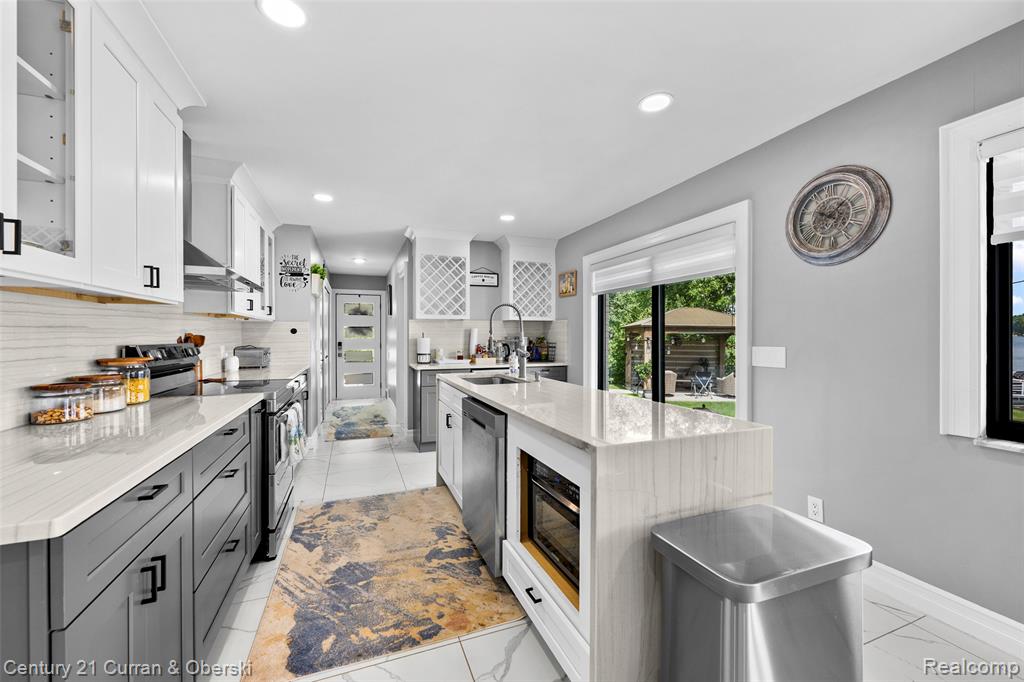 4255 Lakewood Drive, Waterford, MI 48329 — Photo 10