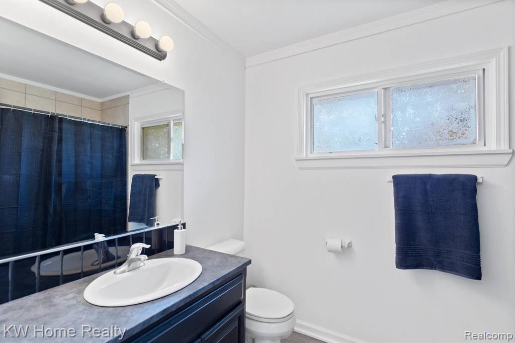 629 E CREST Lane, South Lyon, MI 48178 — Photo 18