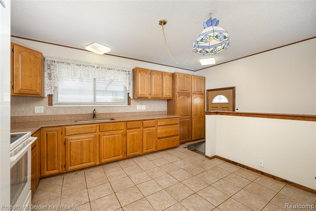 6951 Apache Trail, Westland, MI — Photo 10