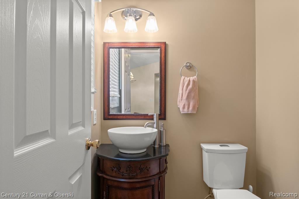 8821 NORTHAMPTON Drive, Plymouth, MI 48170 — Photo 27