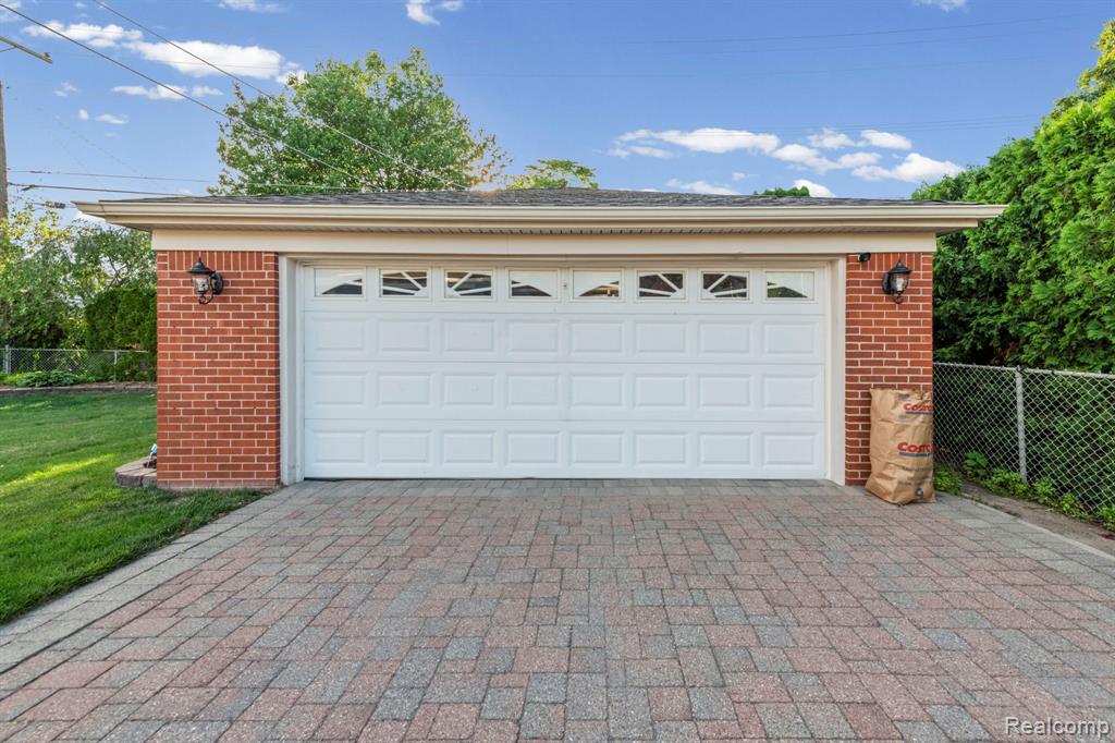 20085 Wedgewood Drive, Grosse Pointe Woods, MI 48236 — Photo 45