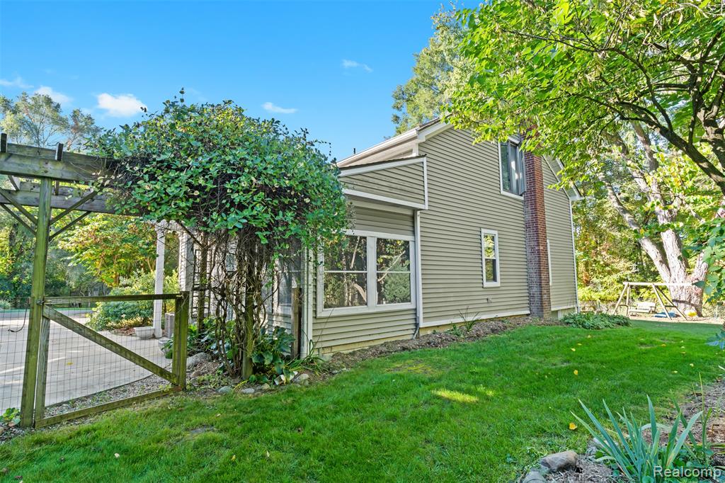 9669 Hadley Road, Clarkston, MI 48348 — Photo 51