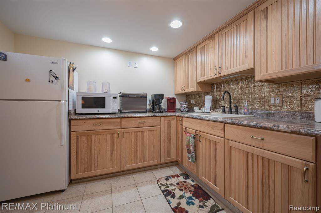 710 MANORDALE Court, Milford, MI 48381 — Photo 39