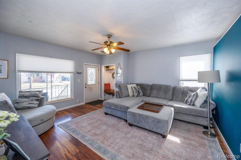 569 CLEOPHUS Parkway, Lincoln Park, MI 48146 — Photo 11