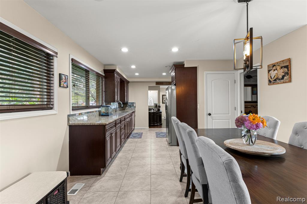 8570 Rockland Street, Dearborn Heights, MI 48127 — Photo 24