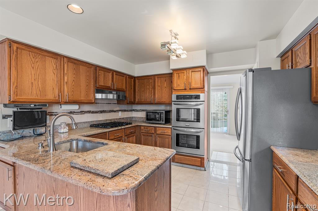 29263 W CHANTICLEER Drive, Southfield, MI 48034 — Photo 12