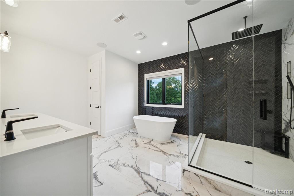 7450 PARKSTONE Lane, Bloomfield Hills, MI 48301 — Photo 44