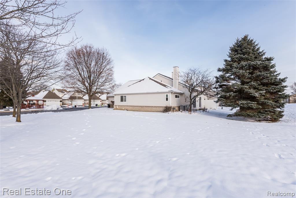 61019 Evergreen Court, 22, South Lyon, MI 48178 — Photo 13