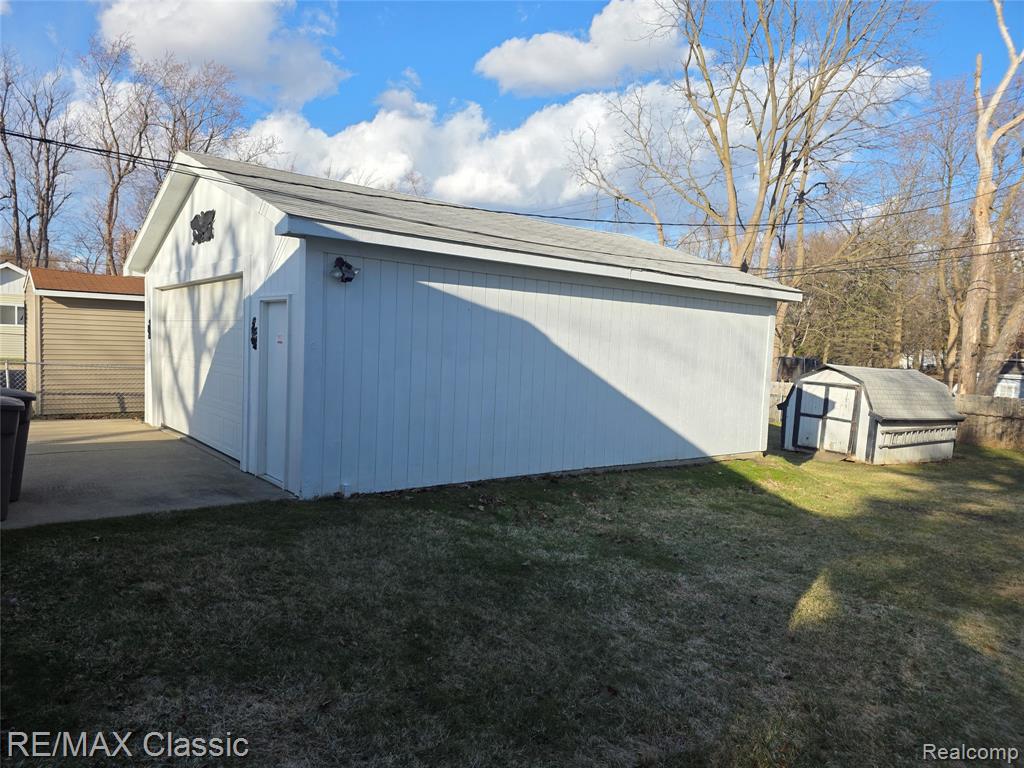 1072 Cloverlawn Drive, Pontiac, MI 48340 — Photo 22
