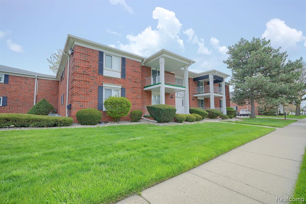 1891 BALDWIN Drive, 2, Trenton, MI 48183 — Photo 2