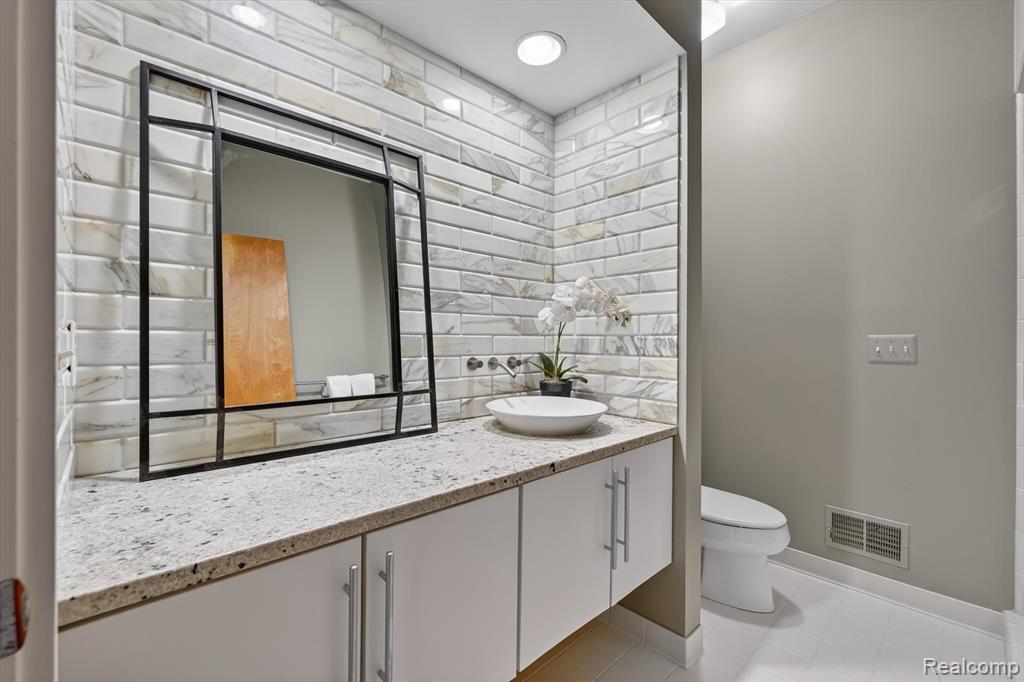 4176 Oak Tree Circle, Rochester, MI 48306 — Photo 13