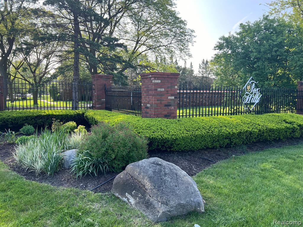 433 FOX HILLS Drive S, 3, Bloomfield Hills, MI 48304 — Photo 2