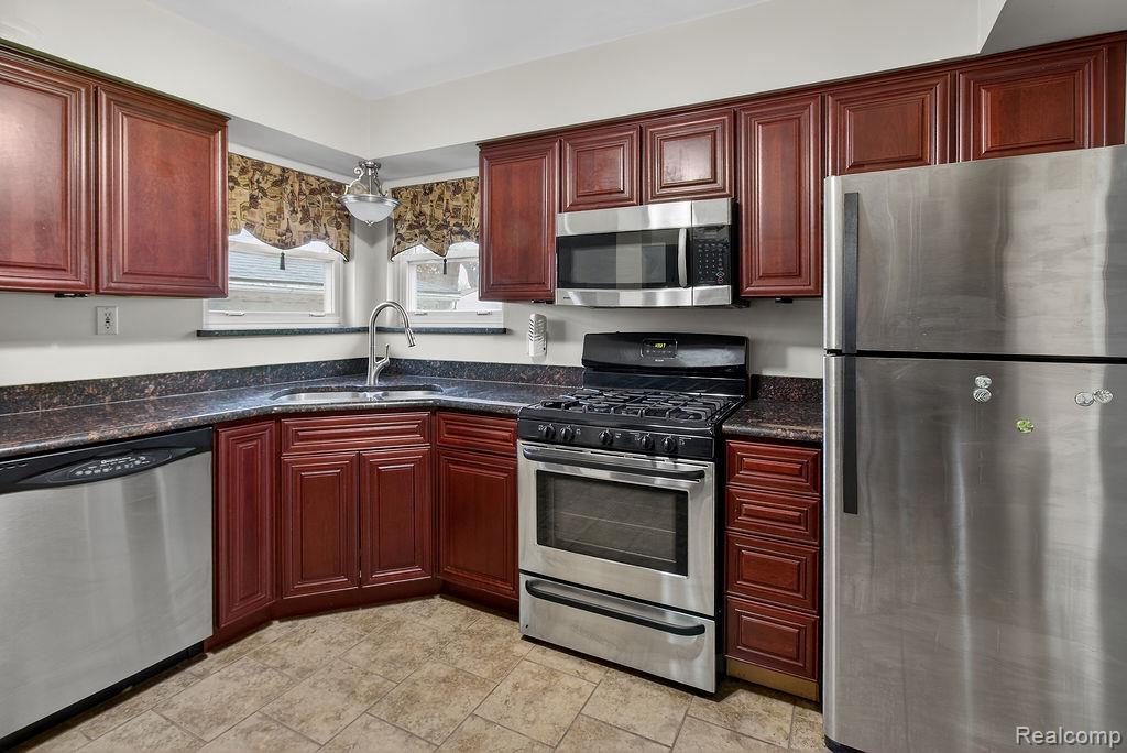 829 Chippewa Street, Mount Clemens, MI 48043 — Photo 3