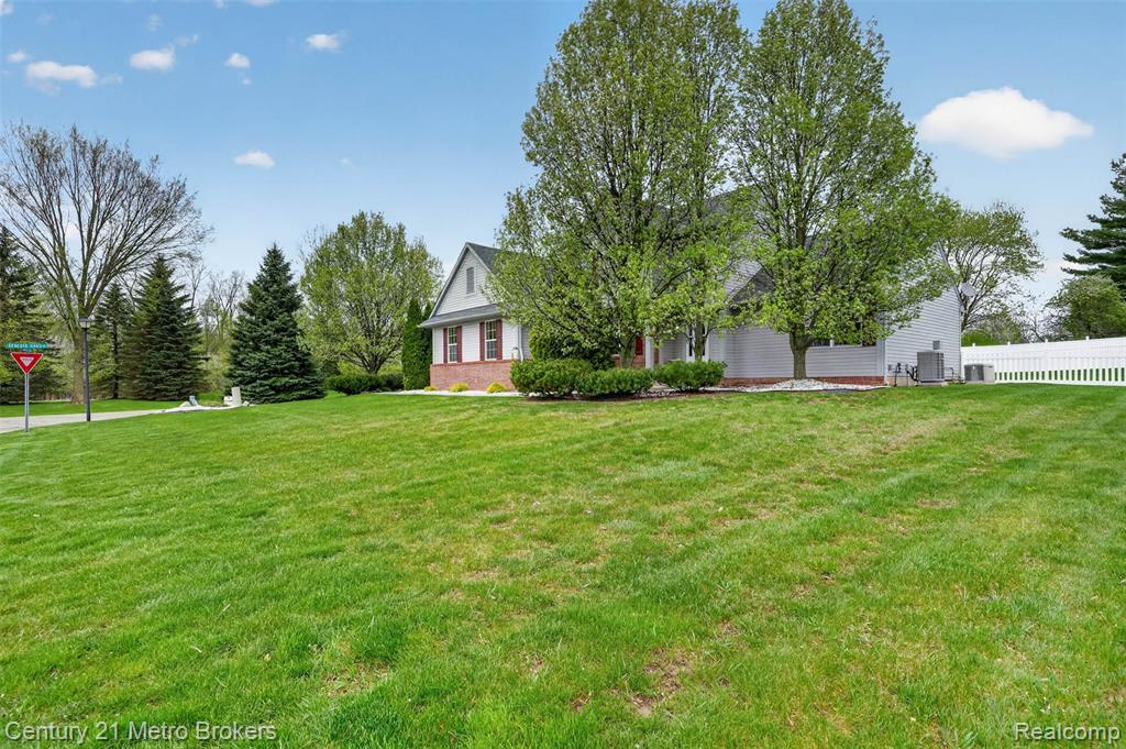 5265 Genesee Oaks Court, Grand Blanc, MI 48439 — Photo 5