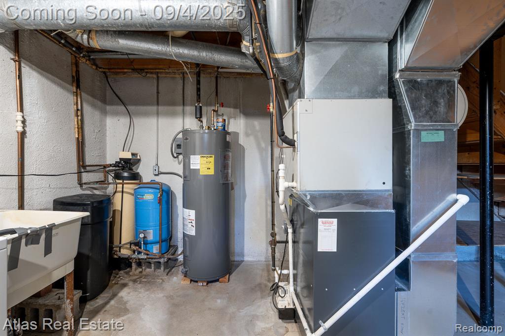 8557 Henderson Road, Goodrich Vlg, MI — Photo 39