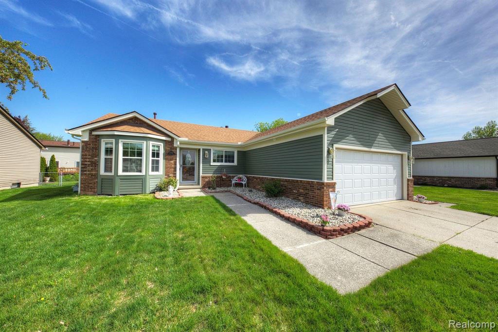 42582 WOODBRIDGE Drive, Canton, MI 48188 — Photo 27