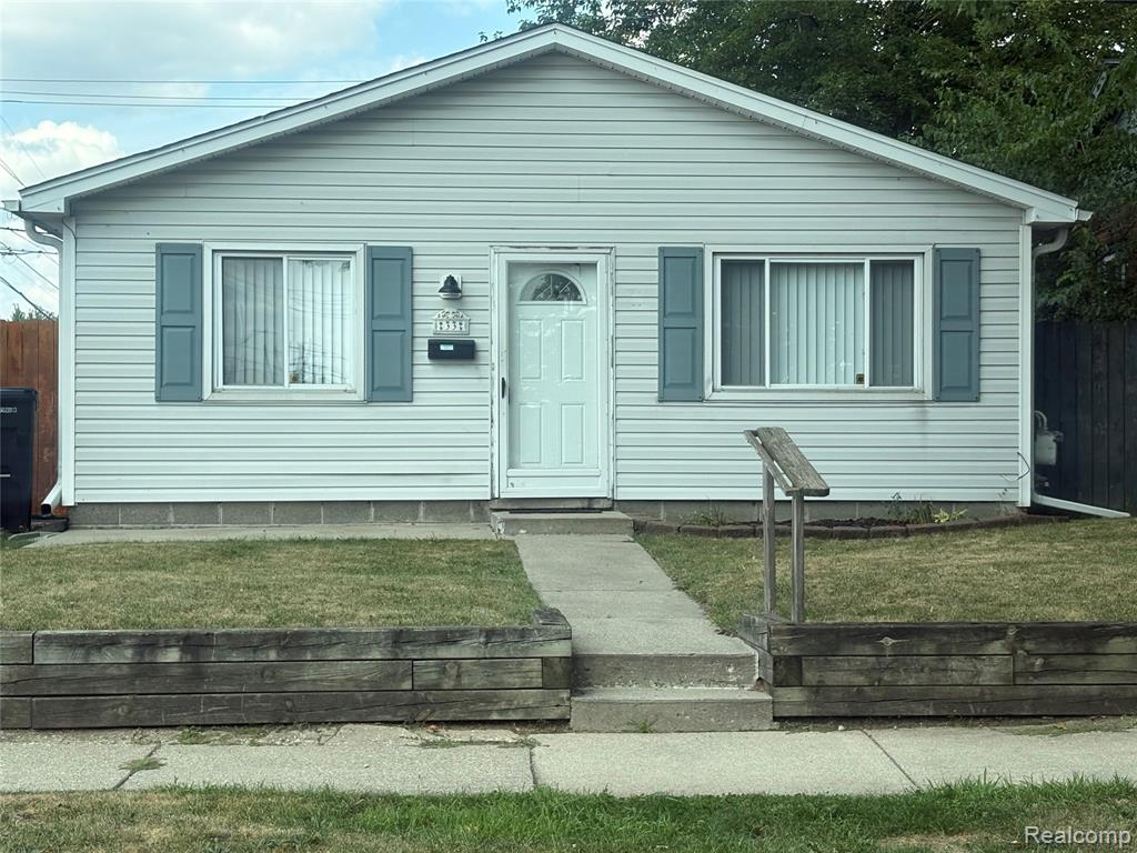33 E Brockton Avenue, Madison Heights, MI 48071