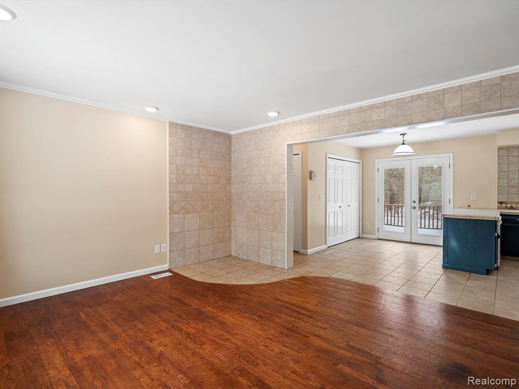 6652 DOYON Drive N, Waterford, MI 48327 — Photo 9