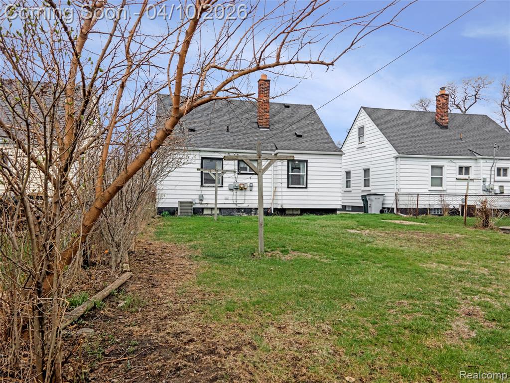 720 E Robert Avenue, Hazel Park, MI 48030 — Photo 35