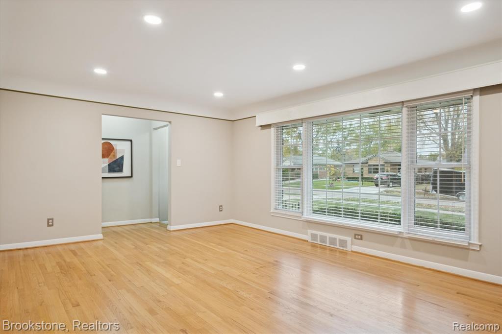 16951 Locherbie Avenue, Beverly Hills, MI 48025 — Photo 9
