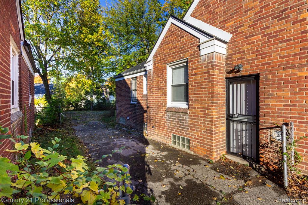 18951 Edinborough Road, Detroit, MI 48219 — Photo 30