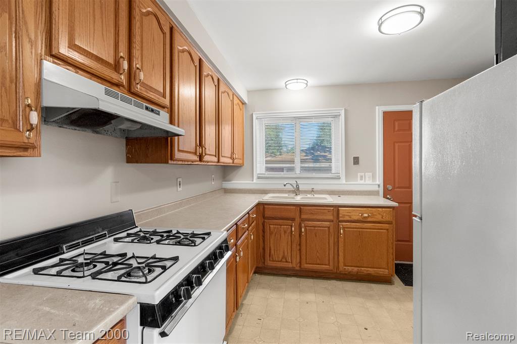 4479 Kingston Street, Dearborn Heights, MI 48125 — Photo 8