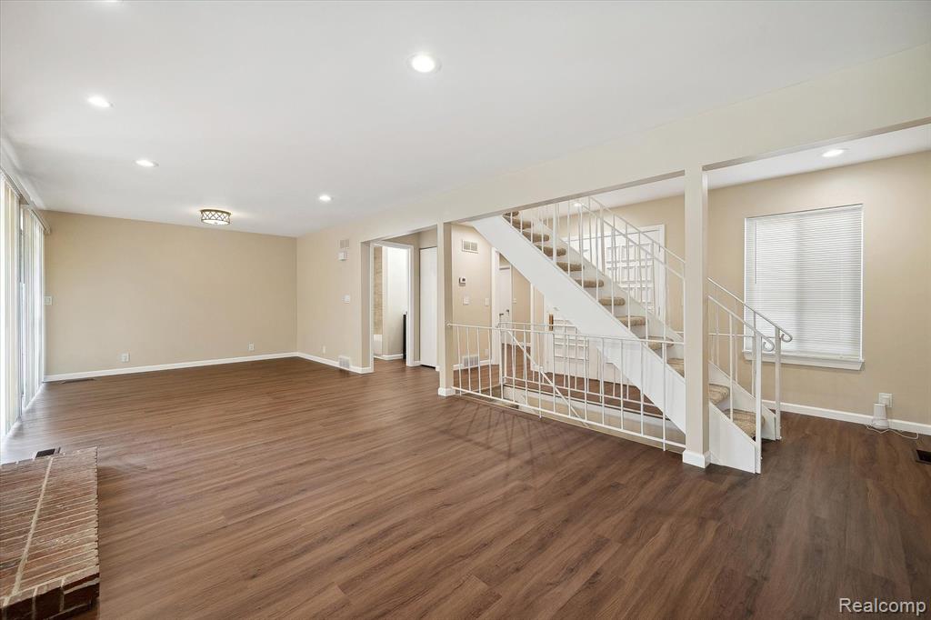 3074 LINDENWOOD Drive, Dearborn, MI 48120 — Photo 6