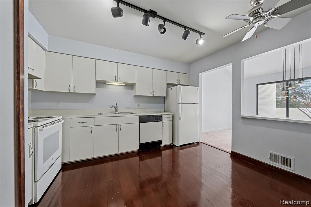 705 Preston Court, Rochester Hills, MI 48307 — Photo 13