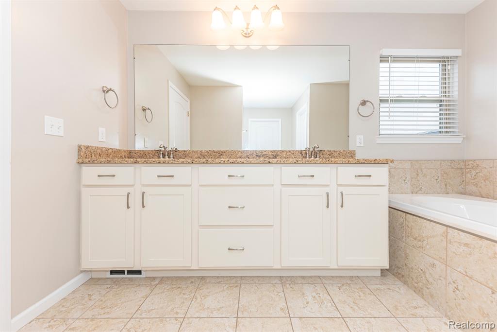 806 LAKE WOODS Drive, Canton, MI 48188 — Photo 48