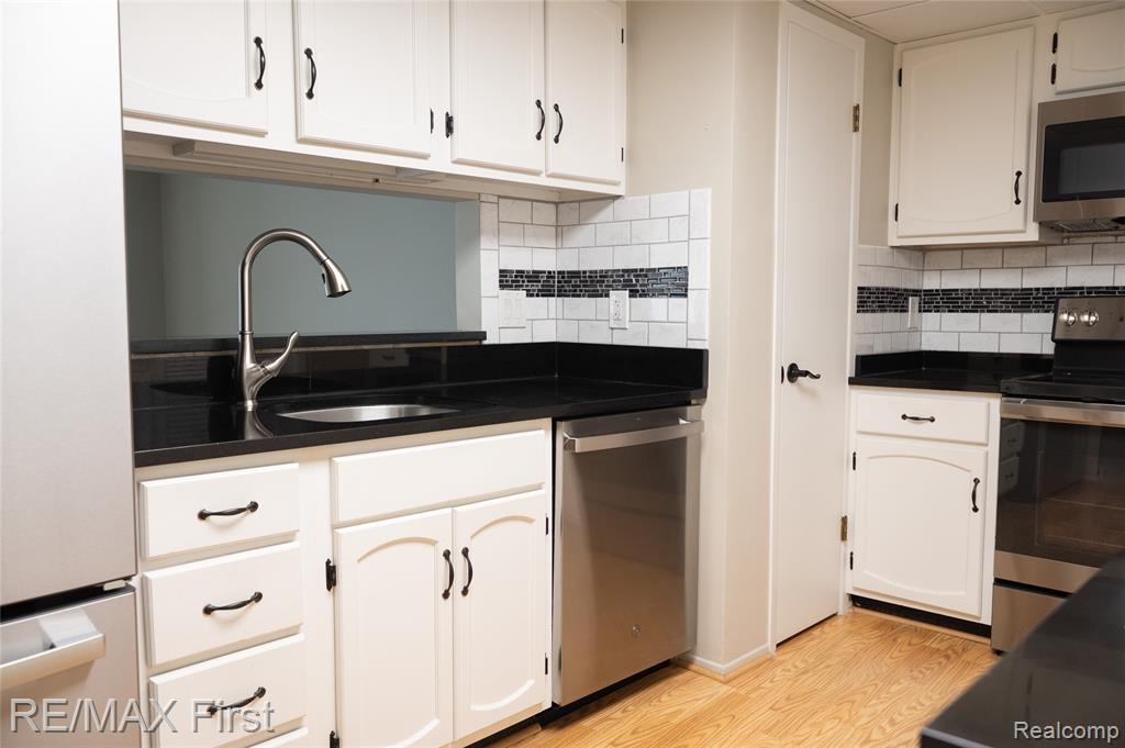 17865 University Park Drive, Livonia, MI 48152 — Photo 27