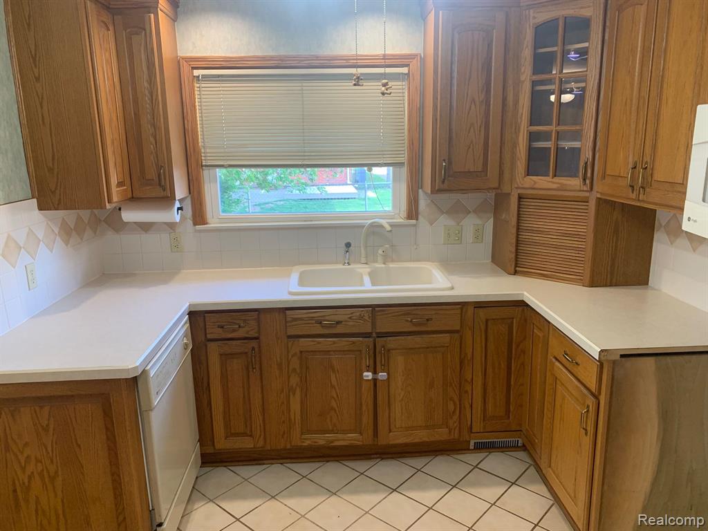 9211 LAURENCE Avenue, Allen Park, MI 48101 — Photo 17