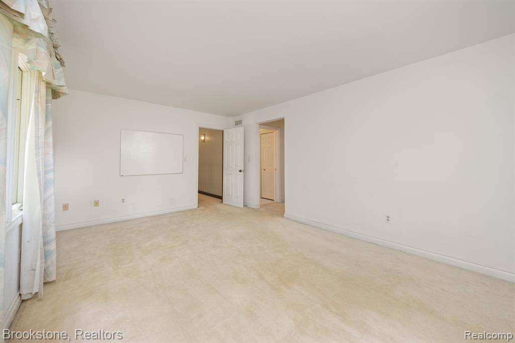 4237 WOODLANDS Lane, Orchard Lake Village, MI 48323 — Photo 26