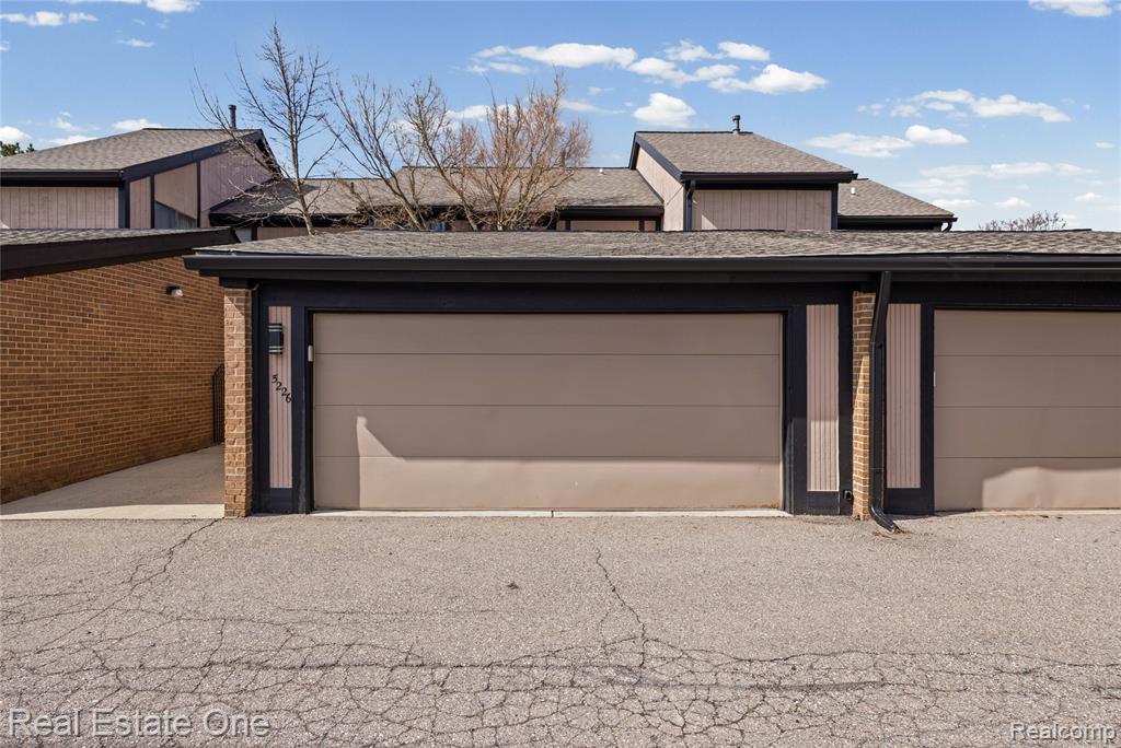 5226 Brett Court, West Bloomfield, MI — Photo 2