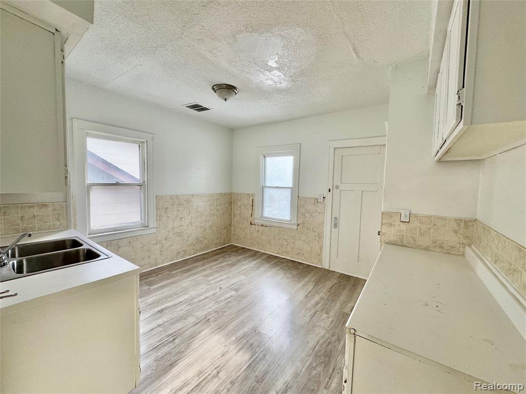 4013 BENITEAU Street, Detroit, MI 48214 — Photo 9
