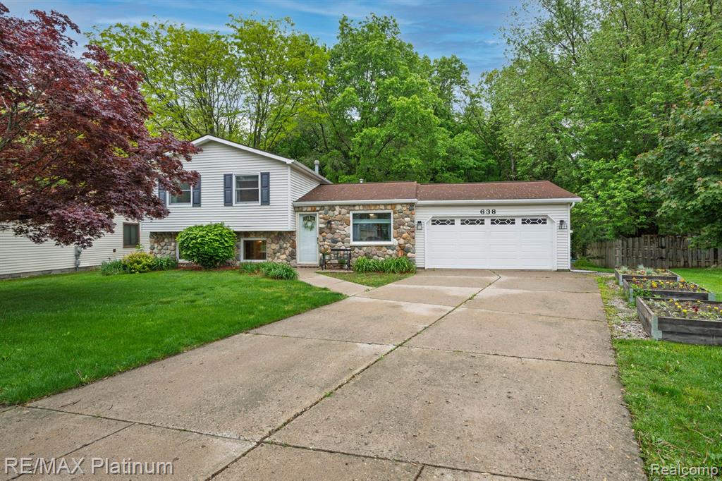 638 GLENWYTH Road, Brighton, MI 48116 — Photo 2