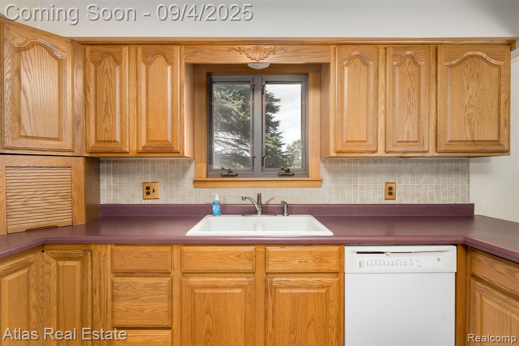 8557 Henderson Road, Goodrich Vlg, MI — Photo 20