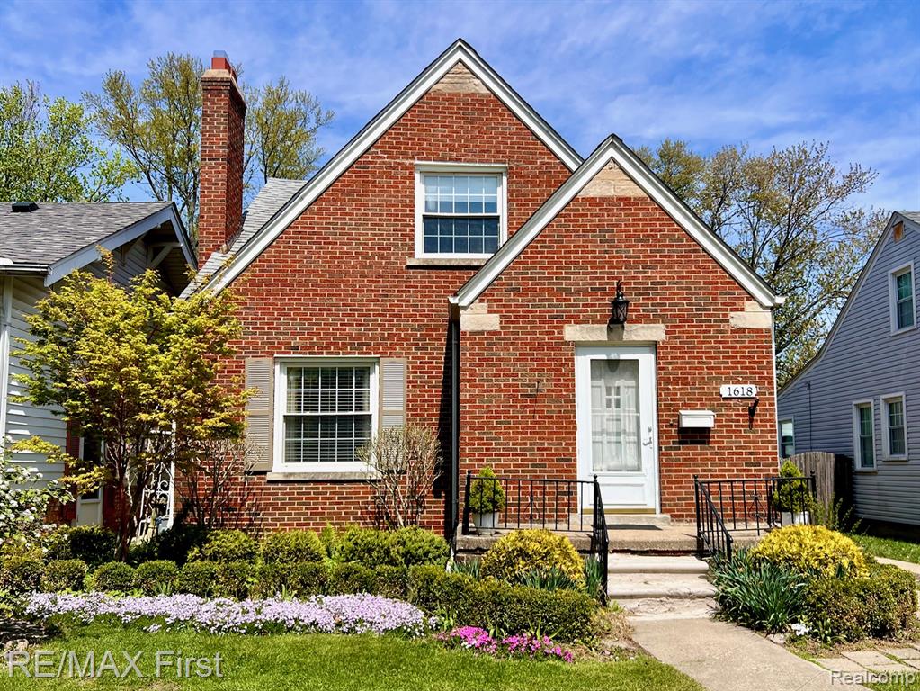 1618 Anita Avenue, Grosse Pointe Woods, MI 48236 — front exterior