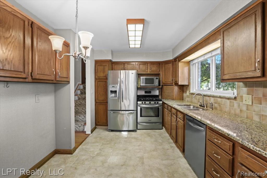 6378 Emerald Lake Drive, Troy, MI 48085 — Photo 8