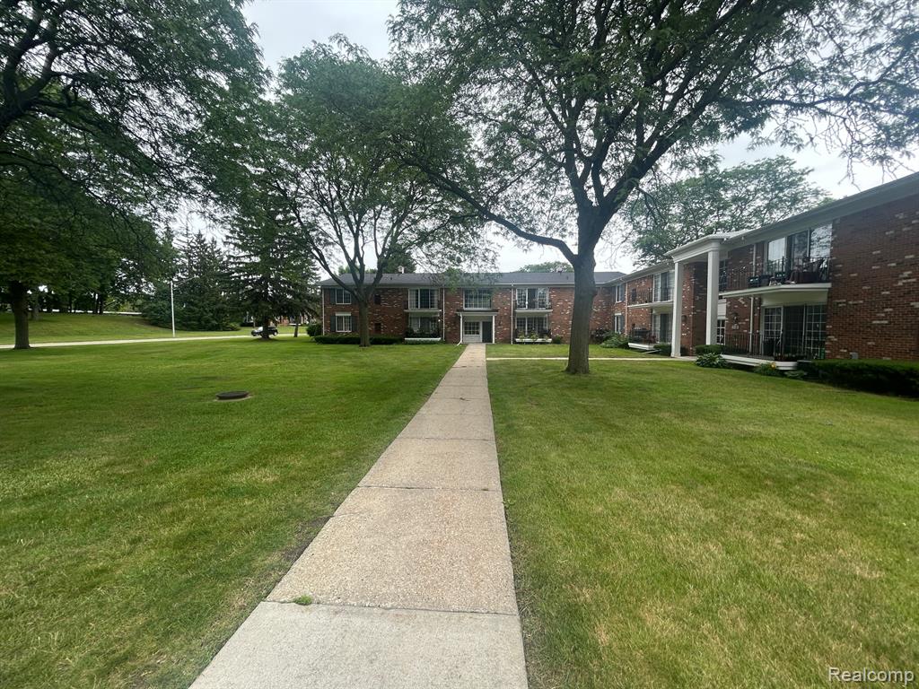 436 S FOX HILLS DR APT 5, Bloomfield Hills, MI 48304 — front exterior