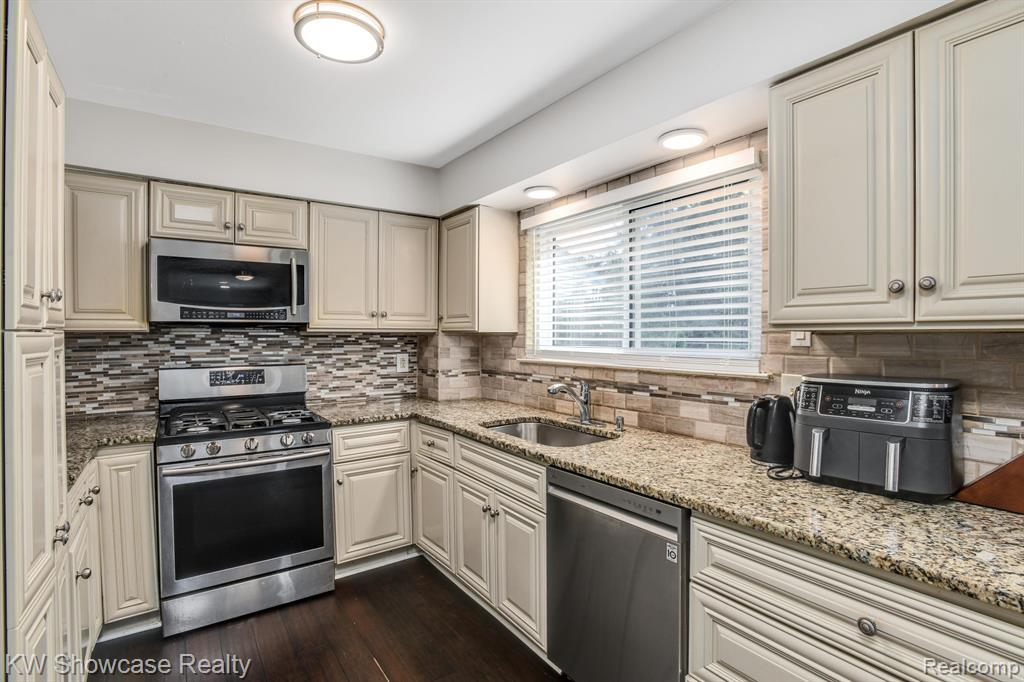 6322 CLARENDON Drive, Canton, MI 48187 — Photo 17