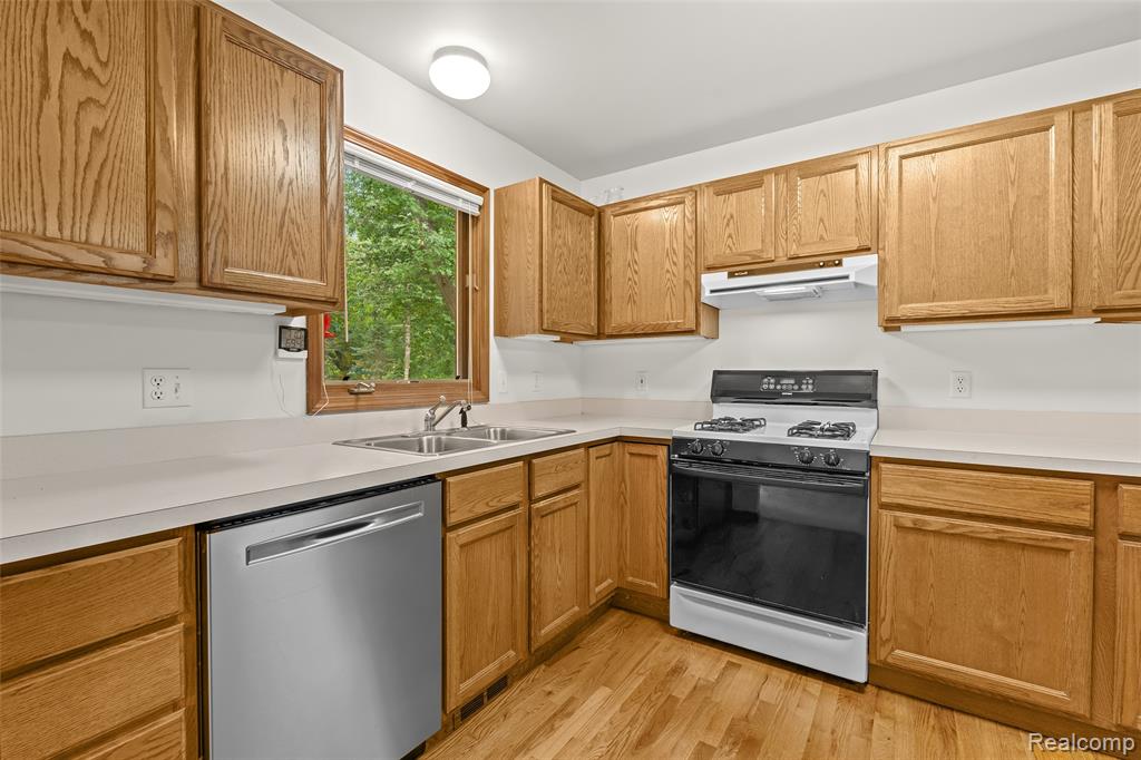 7837 Partridge Hill Drive, Brighton, MI 48116 — Photo 9